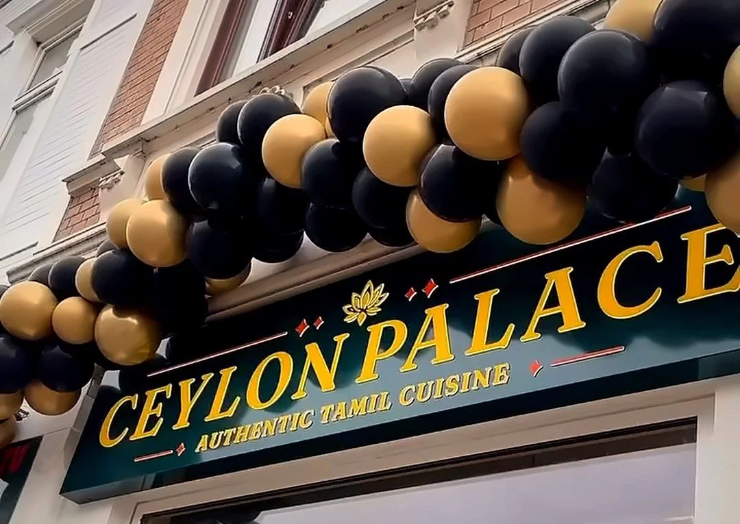 Festlich geschmückter Eingang des Ceylon Palace